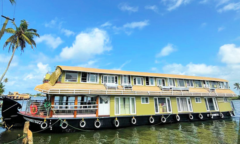 Deluxe Houseboat